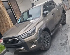 Photo - Toyota Hilux 2021 Gray