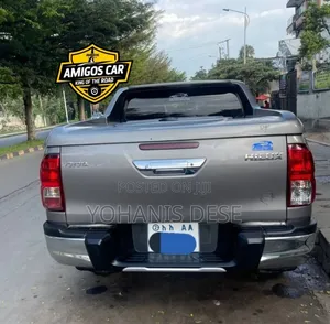 Photo - Toyota Hilux 2019 Gray