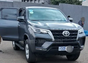 Photo - Toyota Fortuner 2022 Gray