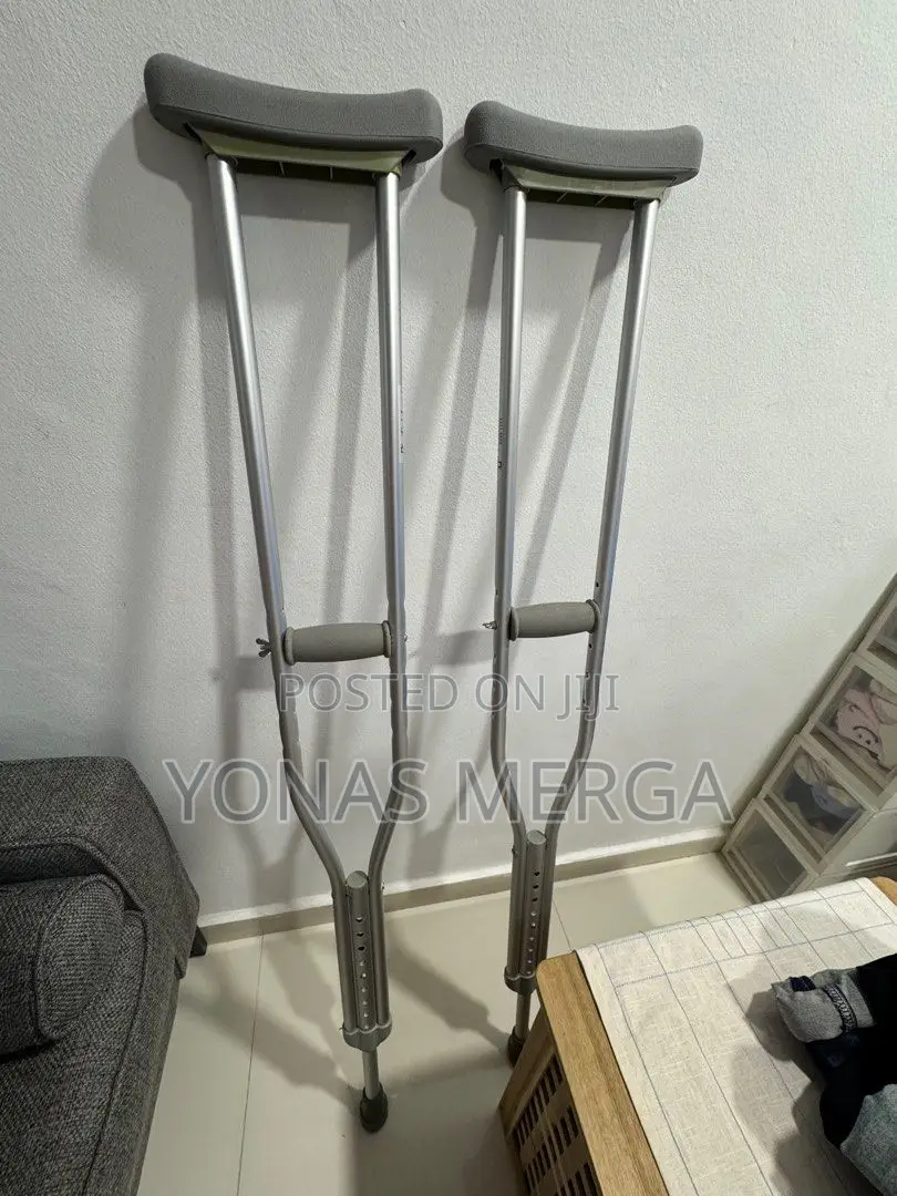 Walking Arm Crutches臣粵injuries to Provide Support and Balance.