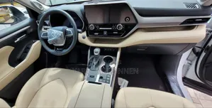 New Toyota Highlander Hybrid 2025 White