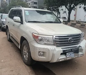 Photo - Toyota Land Cruiser 2015 White