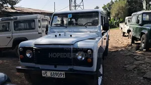 Photo - Land Rover Defender 1989 White