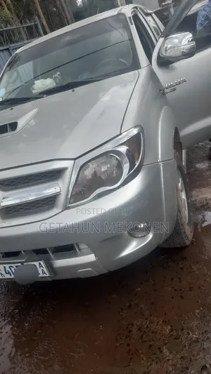Photo - Toyota Hilux 2010 Gray