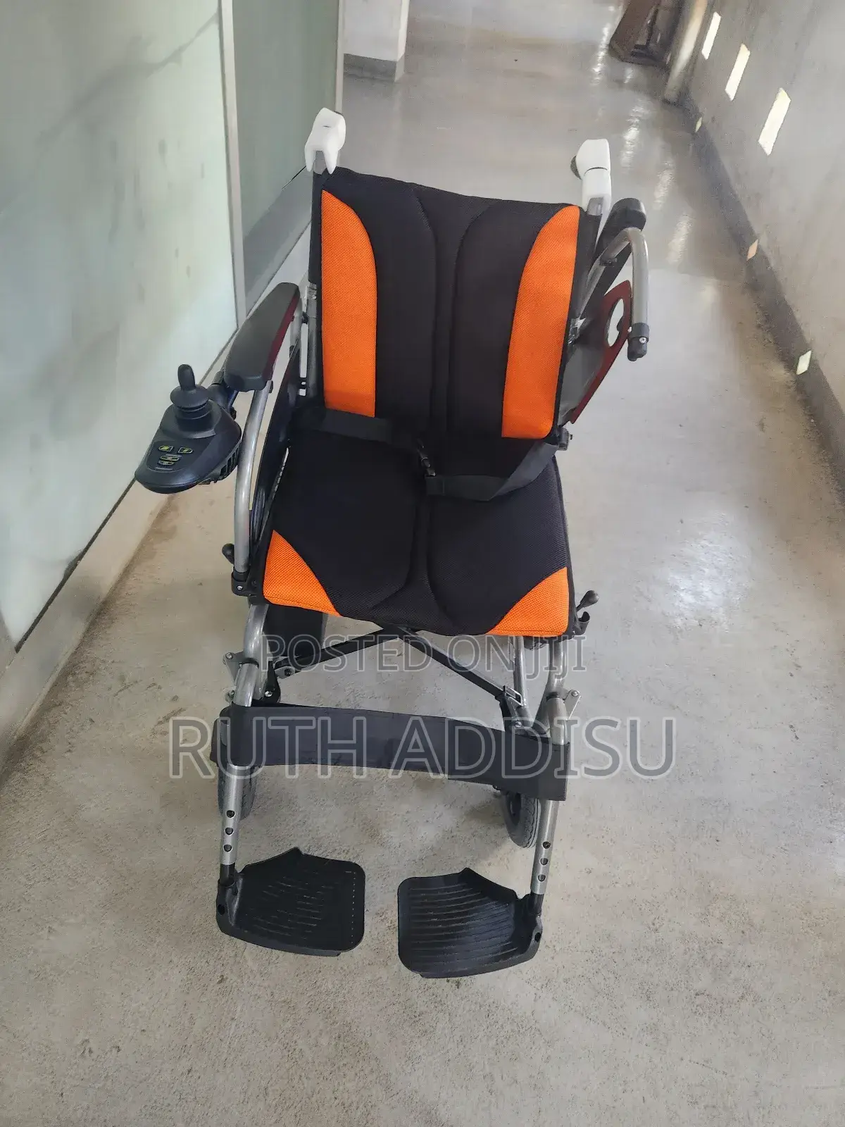 Electrical Wheelchair較為very Strong Carbon Wheelchair做了electrical