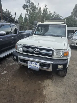 Photo - Toyota Land Cruiser 2019 White