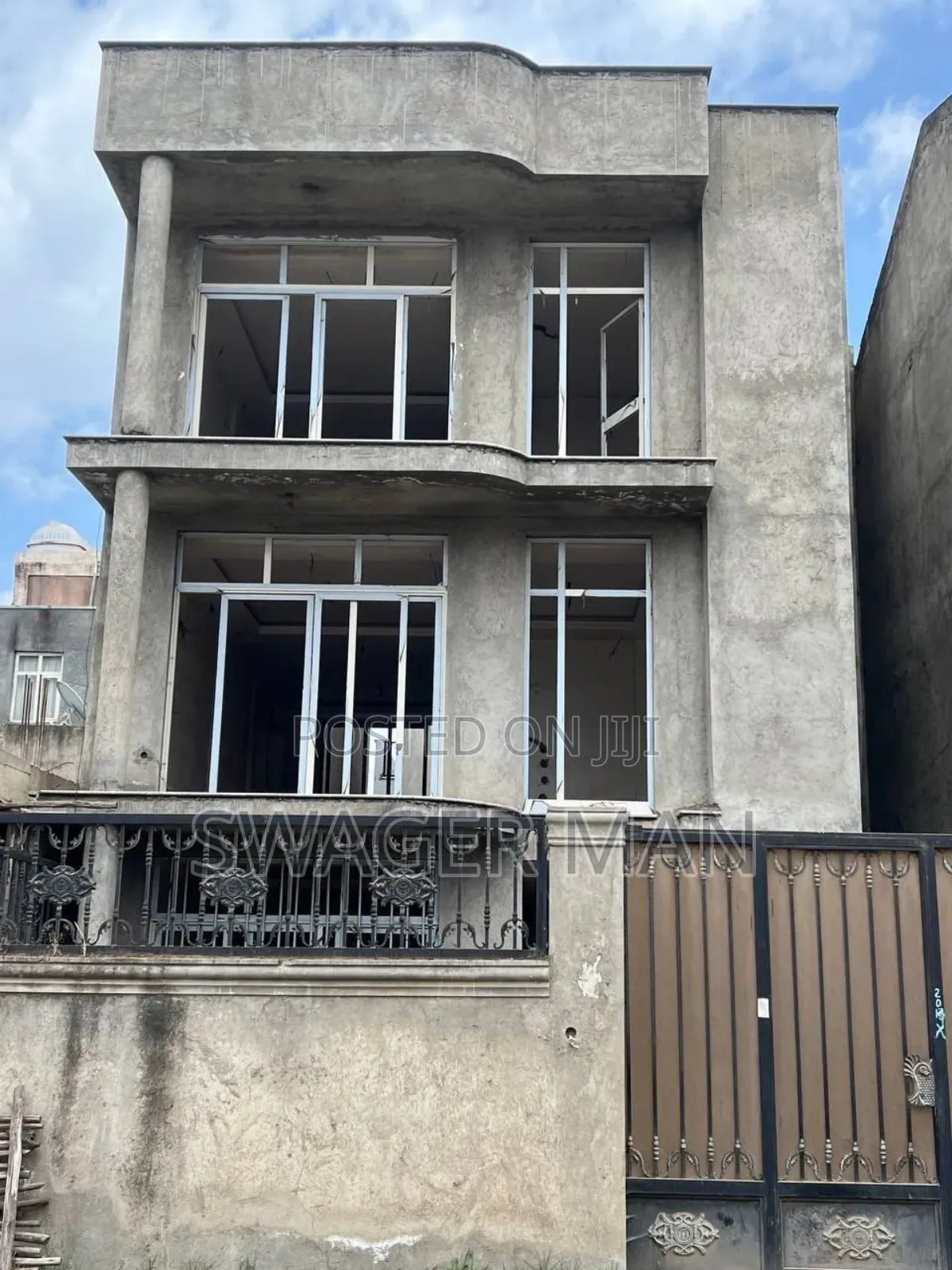 7bdrm Townhouse/Terrace in Tafo Ccd, Yeka for sale