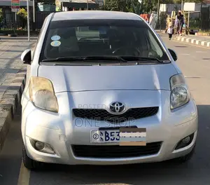 Photo - Toyota Yaris 2009 Silver