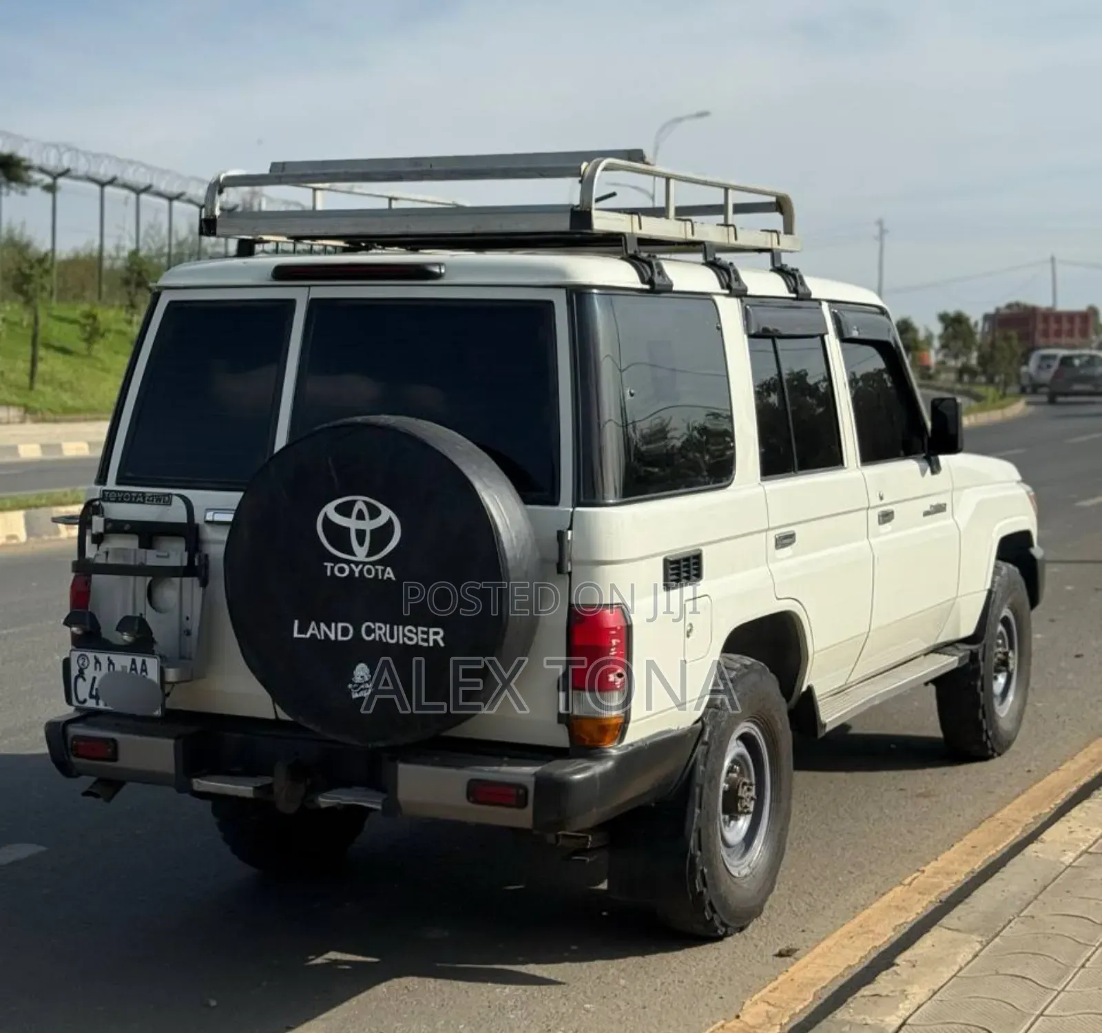 Toyota Land Cruiser 2010 White