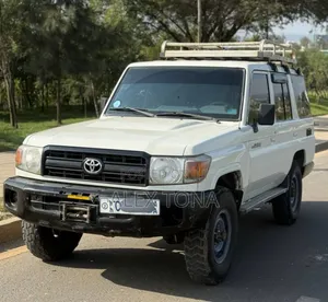Photo - Toyota Land Cruiser 2010 White