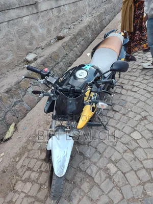 TVS Apache 160 4V 2018 Yellow