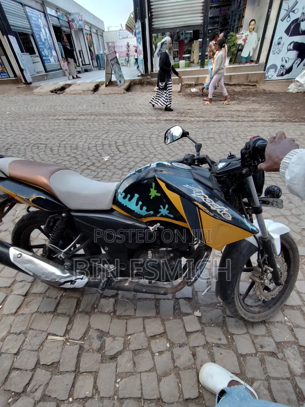 TVS Apache 160 4V 2018 Yellow