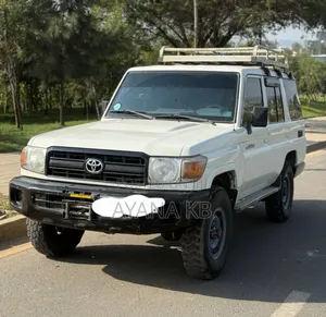 Photo - Toyota Land Cruiser 2011 White