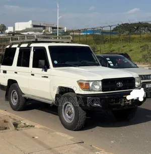 Toyota Land Cruiser 2011 White