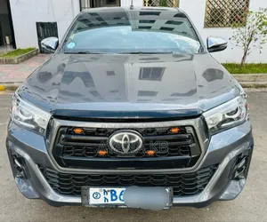 Photo - Toyota Hilux 2020 Gray