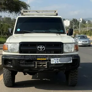 Photo - Toyota Land Cruiser 2010 Ivory