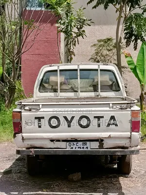 Toyota Hilux 1988 White