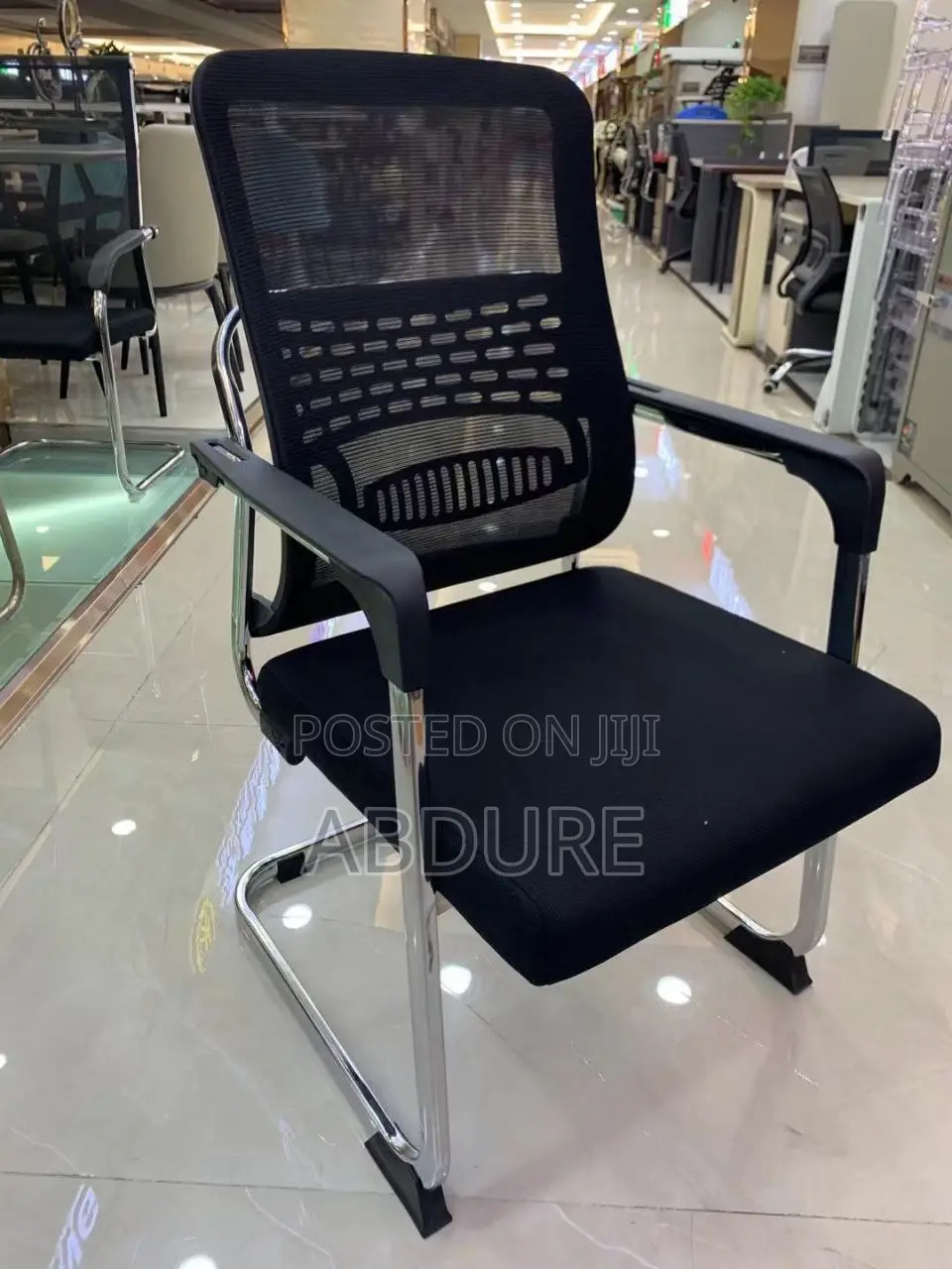 U-Leg Gust Chair