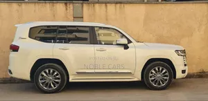 Photo - Toyota Land Cruiser 2023 White