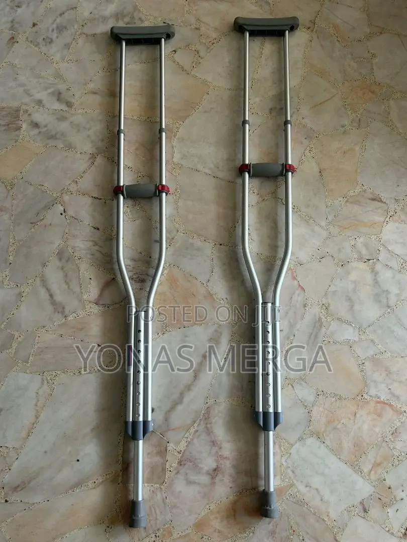 Axillary Crutches屬嵌elbow Kranch{{Increments to Accommodate Adults