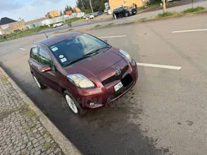 Photo - Toyota Yaris 2010 Beige