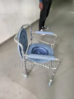 Four Wheel Brake Bed Side Commode Chair痲你toilet Chair Medical New