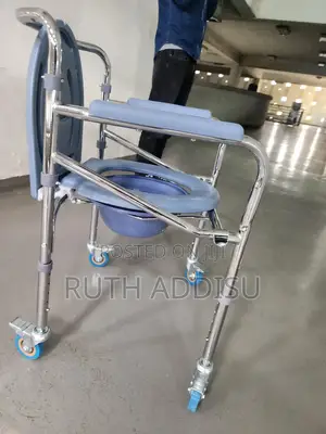 Four Wheels Commode Wheelchair學生commode Wheelchair字體wheelchair Medical