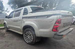 Toyota Hilux 2013 Gray