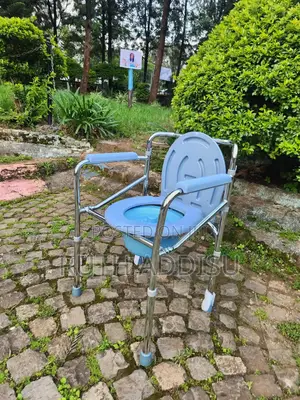 Photo - Commode Chair奔走toilet Chair Medical Brand New胺調commode Chair軍事poty New