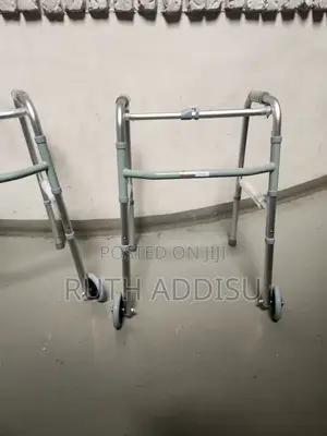 Photo - Foldable Almunium Walker底層walking Aid腔說medical Walker Foldable段的walker