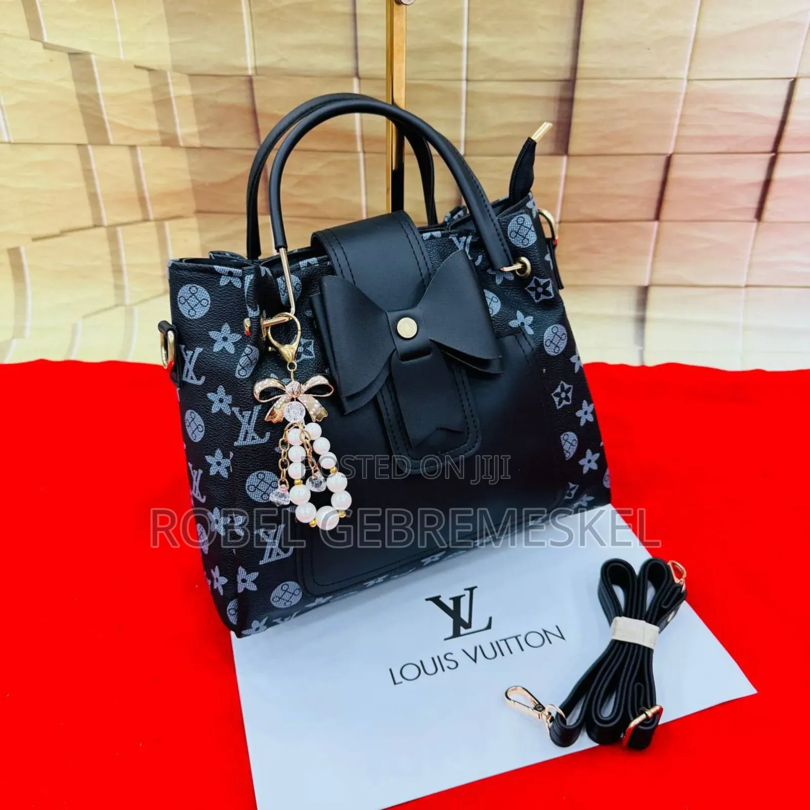 Louis Vuitton 
Sling Bag