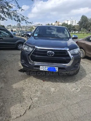 Photo - Toyota Hilux 2022 Gray