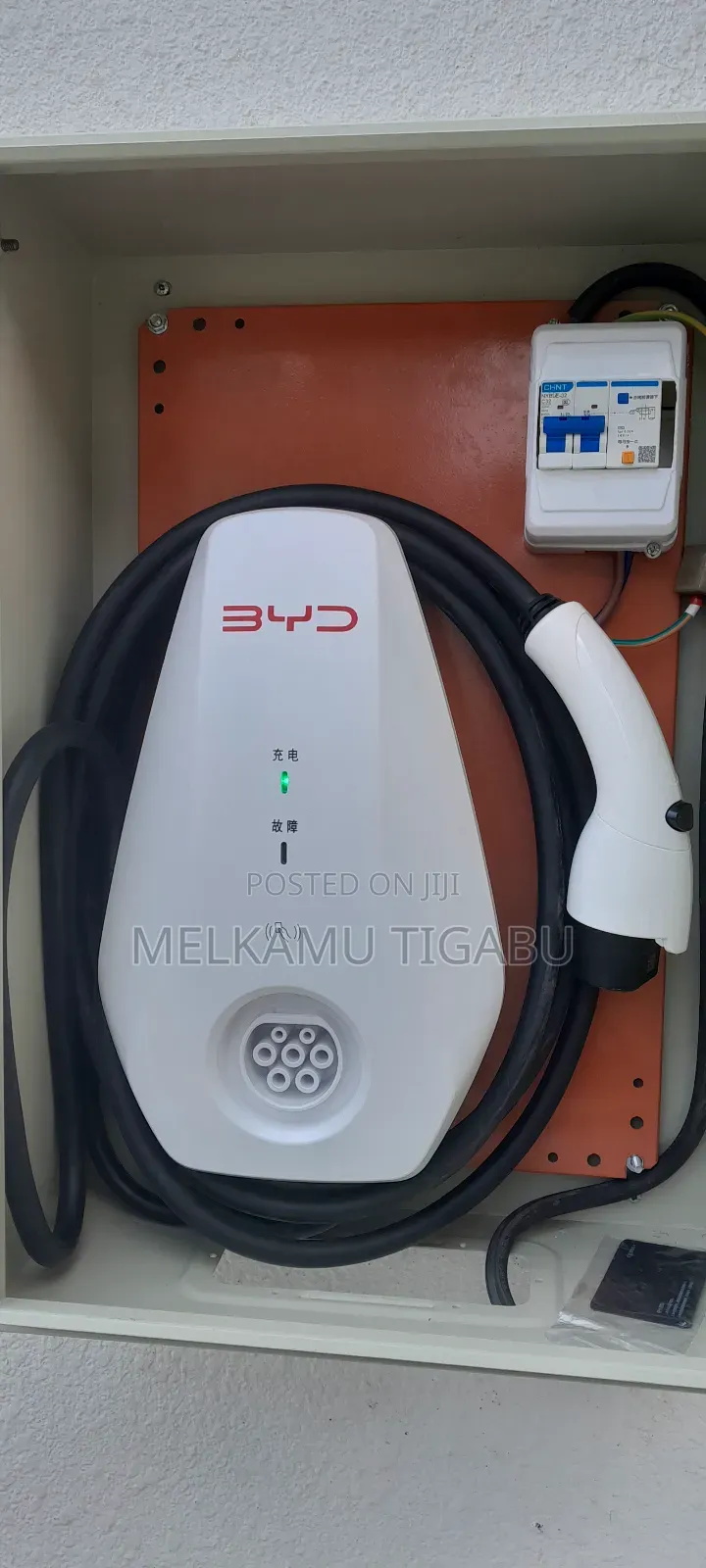 የመኪና ባትሪ ቻርጀር ገጠማ