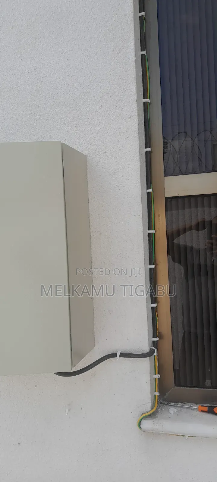 የመኪና ባትሪ ቻርጀር ገጠማ