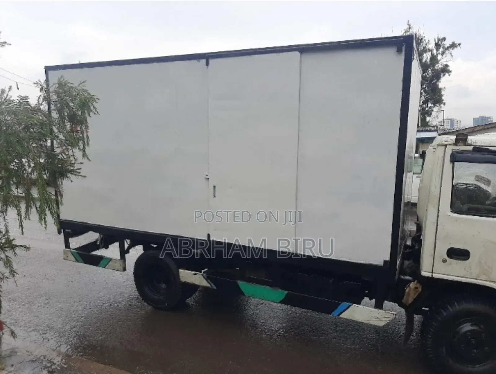 የሚከራይ Isuzu Van