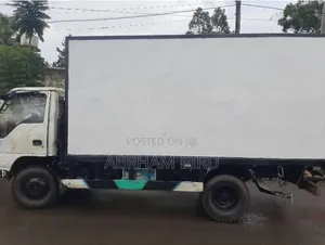 የሚከራይ Isuzu Van