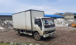 የሚከራይ Isuzu Van