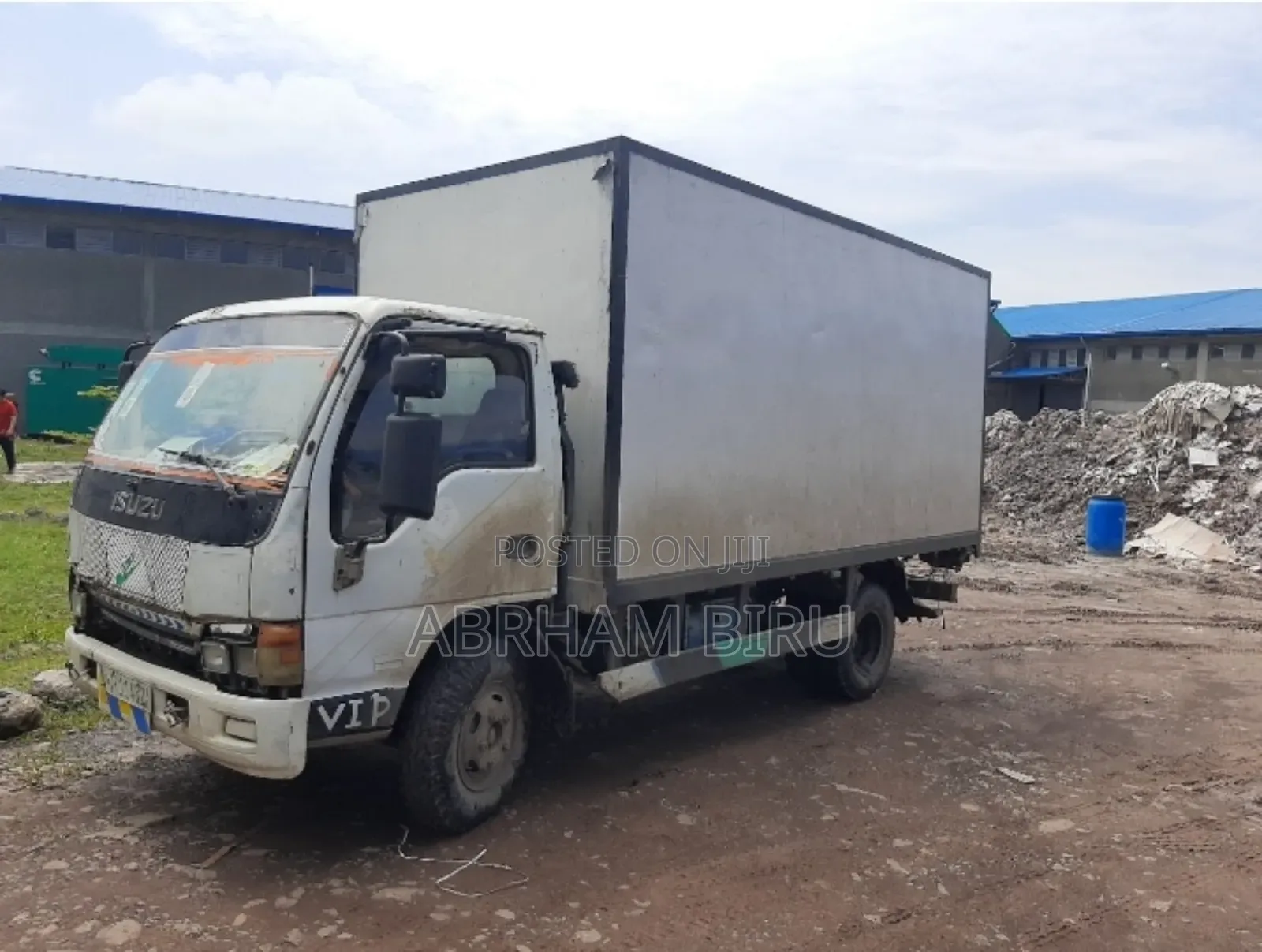 የሚከራይ Isuzu Van