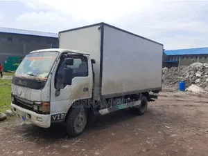 የሚከራይ Isuzu Van
