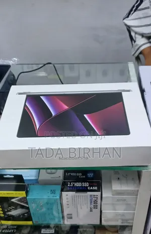 Photo - New Laptop Apple MacBook Pro 2022 M2 16GB Apple M2 SSD 1T