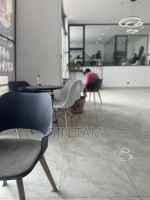 Ground Floor ላይ የንግድ ሱቅ