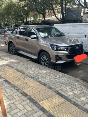 Photo - Toyota Hilux 2019 Gold
