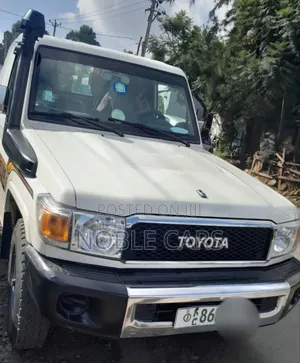 Photo - Toyota Land Cruiser 2015 White