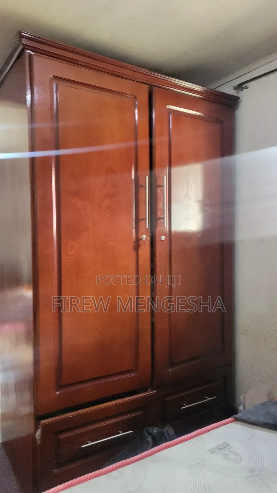 1ቁም ሳጥን,1 ኪችንዐካቢኔት,1መፅሃፍ መደርደሪያ, 1ቲቪ ስታንድ,1የእቃ መደርደሪያ