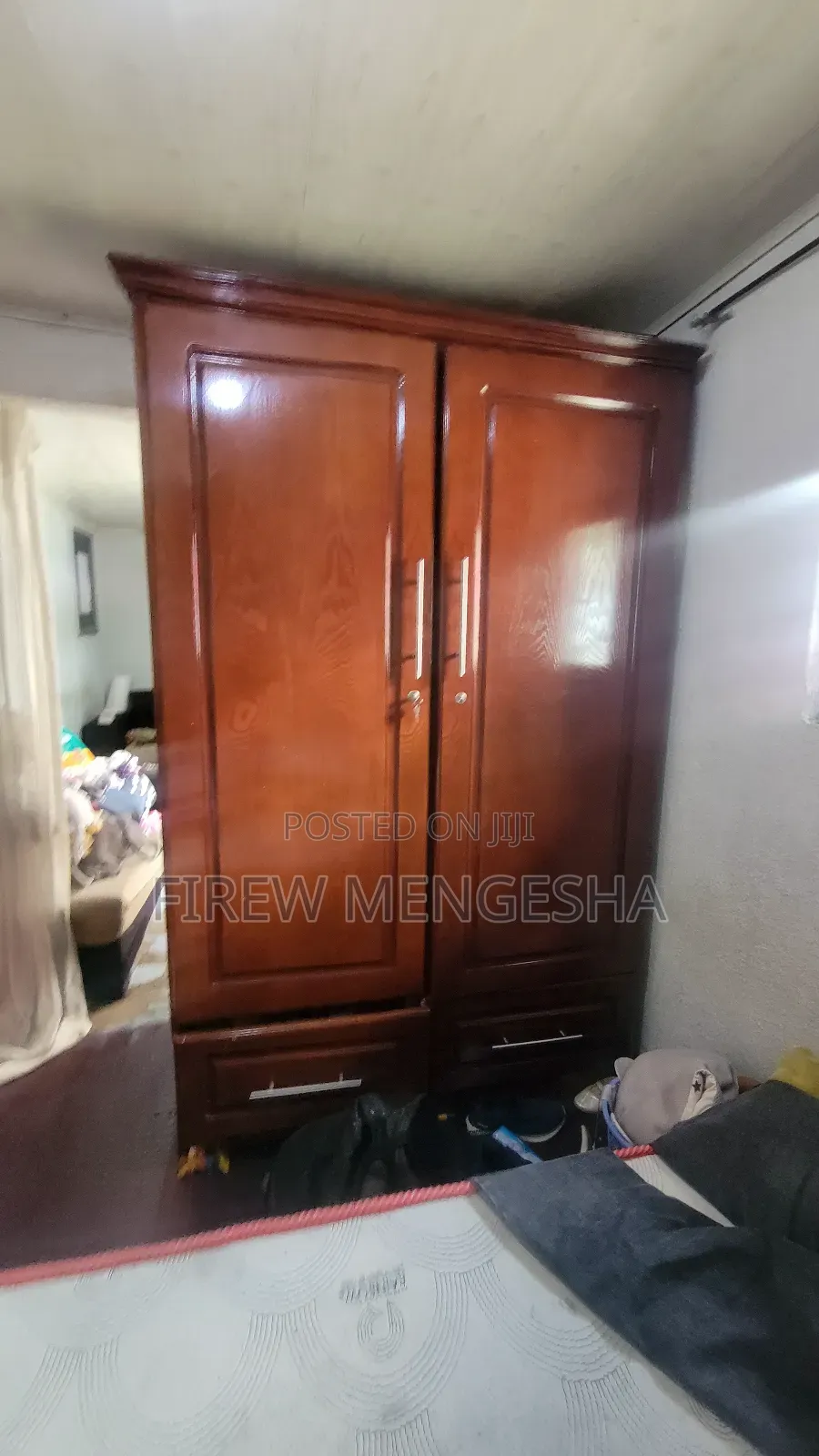 1ቁም ሳጥን,1 ኪችንዐካቢኔት,1መፅሃፍ መደርደሪያ, 1ቲቪ ስታንድ,1የእቃ መደርደሪያ