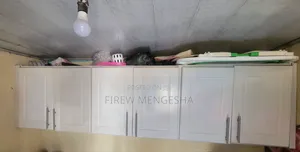 1ቁም ሳጥን,1 ኪችንዐካቢኔት,1መፅሃፍ መደርደሪያ, 1ቲቪ ስታንድ,1የእቃ መደርደሪያ