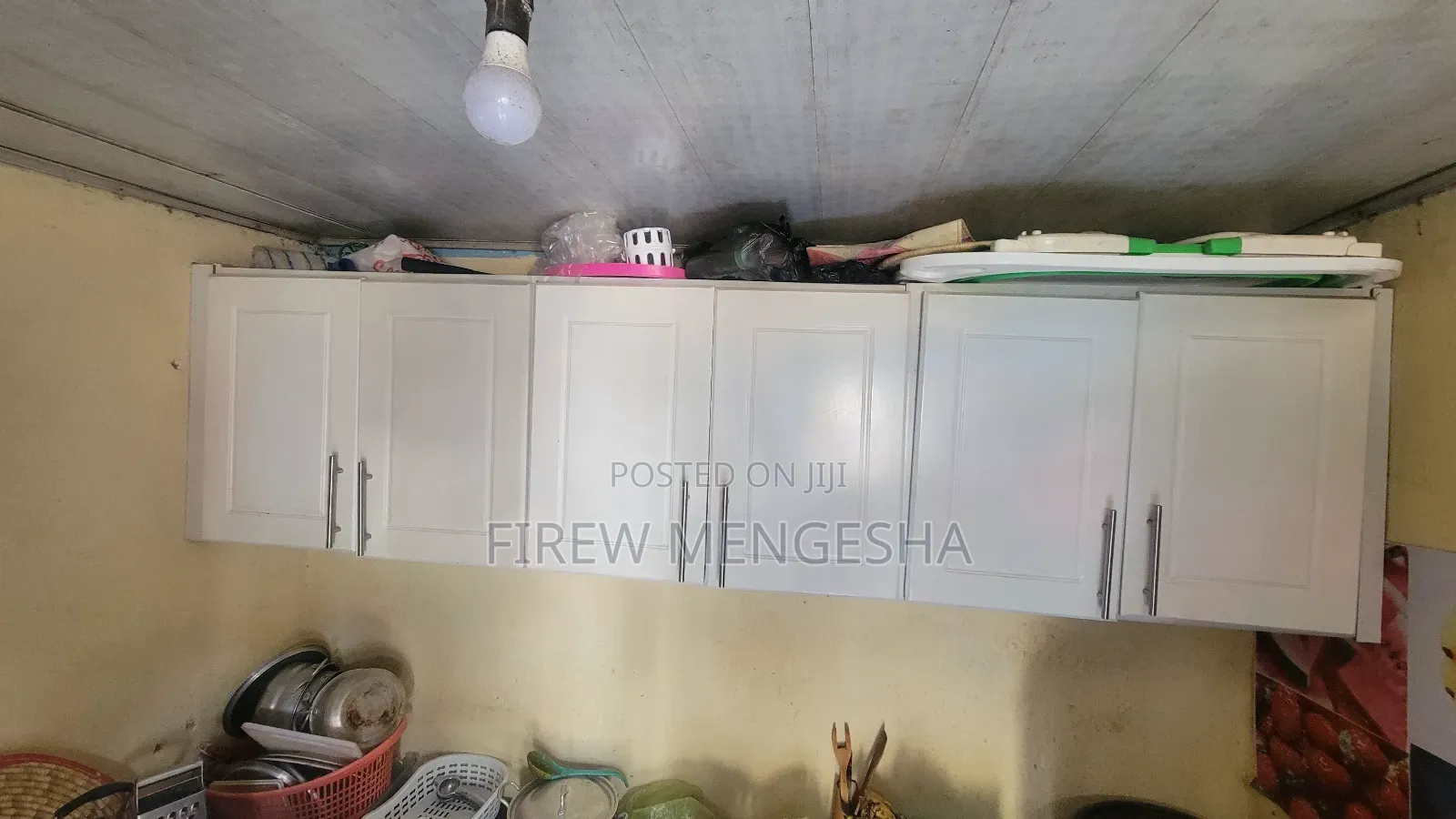 1ቁም ሳጥን,1 ኪችንዐካቢኔት,1መፅሃፍ መደርደሪያ, 1ቲቪ ስታንድ,1የእቃ መደርደሪያ