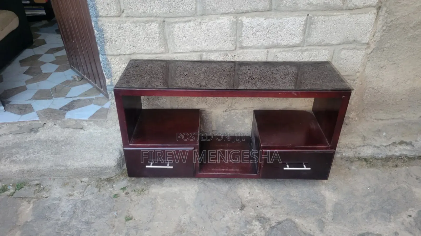 1ቁም ሳጥን,1 ኪችንዐካቢኔት,1መፅሃፍ መደርደሪያ, 1ቲቪ ስታንድ,1የእቃ መደርደሪያ