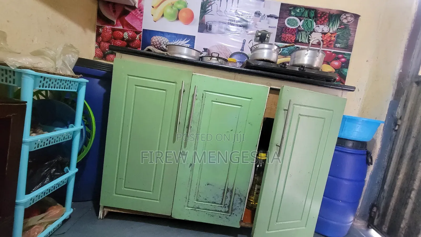 1ቁም ሳጥን,1 ኪችንዐካቢኔት,1መፅሃፍ መደርደሪያ, 1ቲቪ ስታንድ,1የእቃ መደርደሪያ