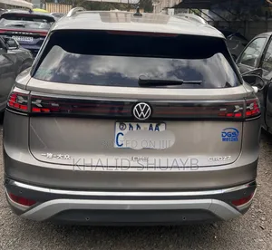 Volkswagen ID.6 2023 Gold